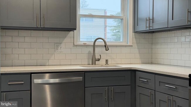 Building Photo - 12611 Biscayne Dr