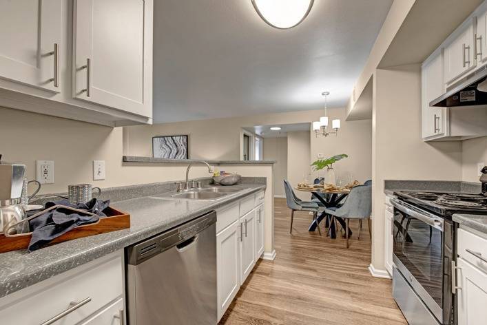 Foto principal - The Bluffs at Castle Rock Apartments