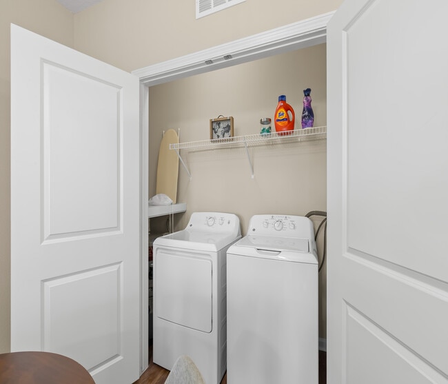 Área de lavandería - Album Monterey Pointe 55+ Active Adult Apartment Homes