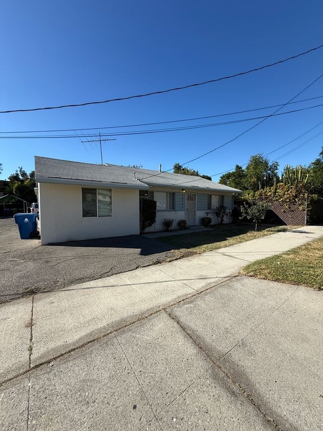 Building Photo - Completely Remodeled 2 Bedroom, 1 Bathroom...