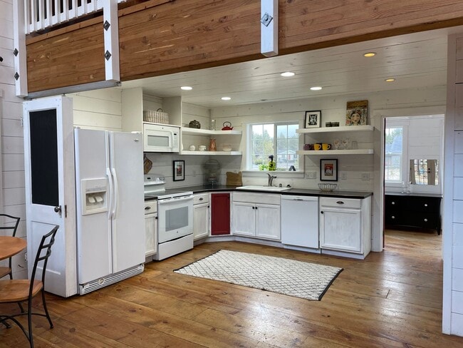 Foto del edificio - Cottage in Oregon Water Wonderland - Available for a Short Term Lease