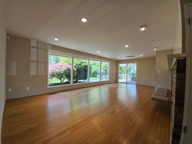 Building Photo - Beautifully Bellevue Rambler in Prime Loca...