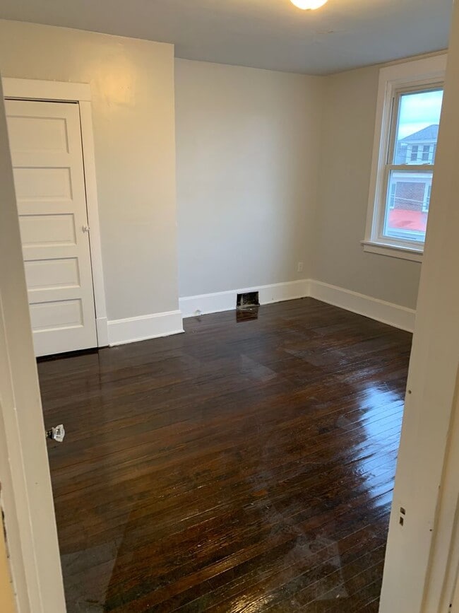 Building Photo - Three Bedroom w/laundry on 2nd floor