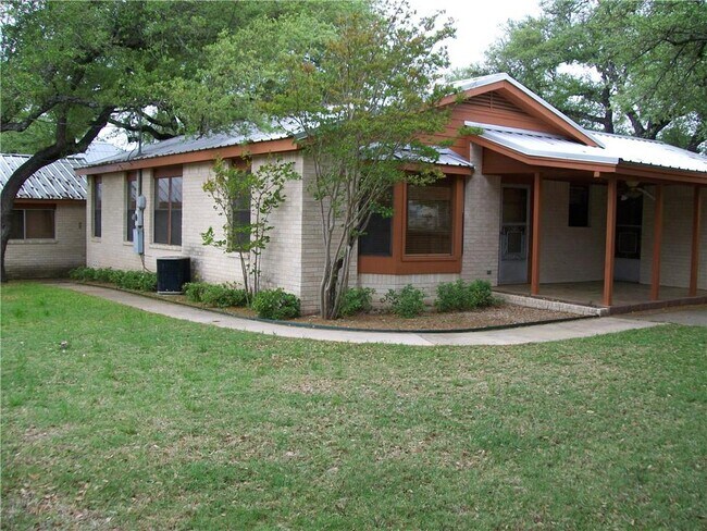 Foto del edificio - 310 E Cedar St
