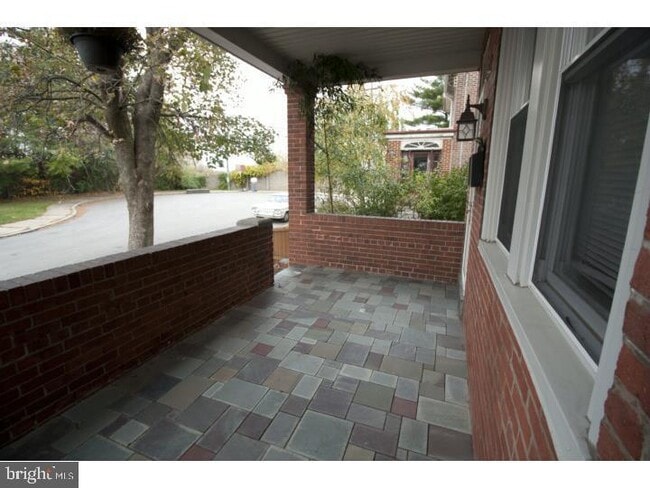 Building Photo - 541 Old Elm St