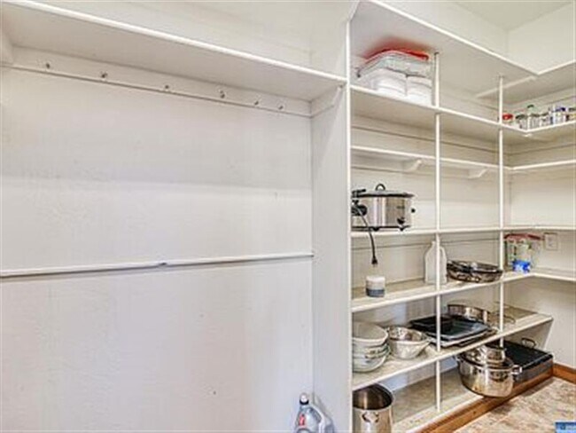 Building Photo - Lovely 3 Bed 2 Bath fHouse