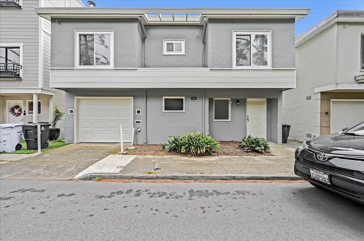 Foto principal - Light Filled Newly Remodeled Home w/ Fanta...