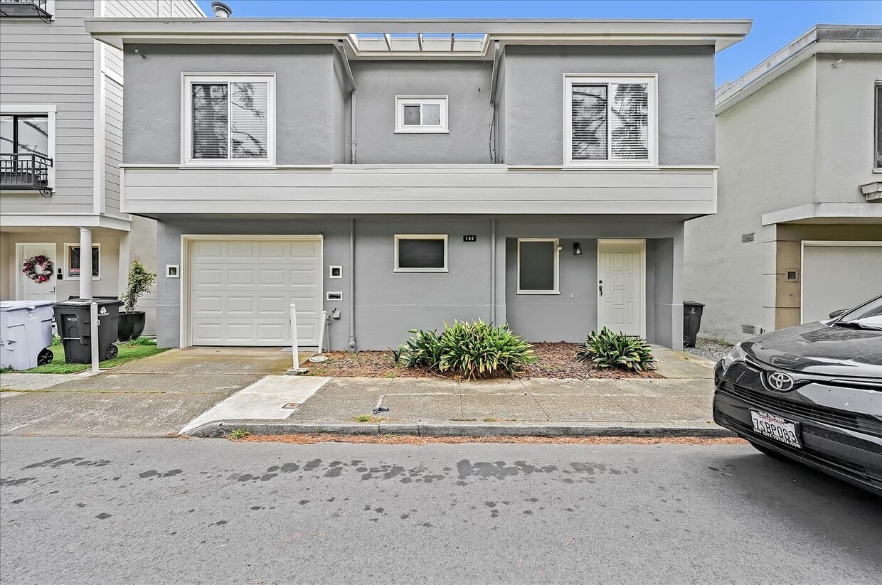 Primary Photo - Light Filled Newly Remodeled Home w/ Fanta...