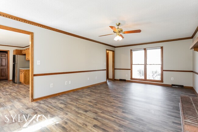 Building Photo - This highly desirable 3 bedroom, 2.5 bathr...