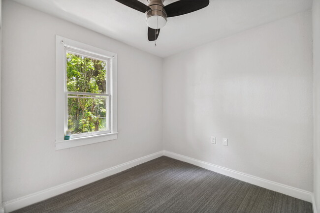 Foto del edificio - 5710 Kenwood Ave