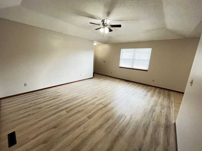 Building Photo - Duplex 2 Bedroom 1 Bath 2 Car Garage SW Sp...