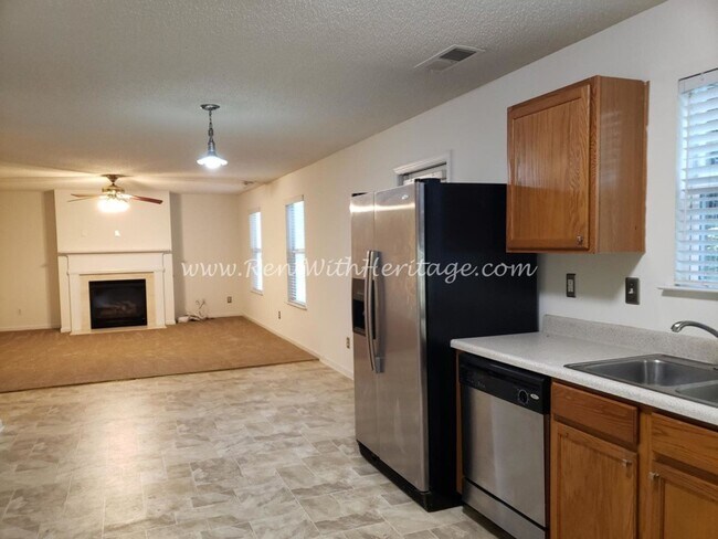 Foto del edificio - Gorgeous Brick Home with Golf Course / Lake View in Popular Mirror Lake Golf/ Swim / Tennis Subdi...