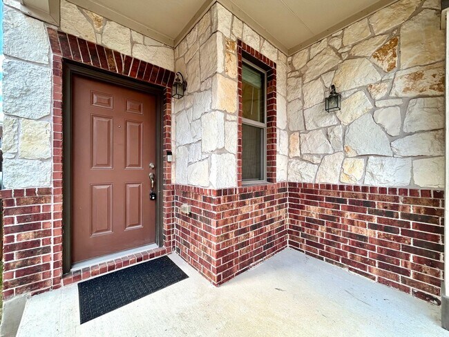 Building Photo - Spacious 3 Bedroom 2.5 Bathroom Home with ...