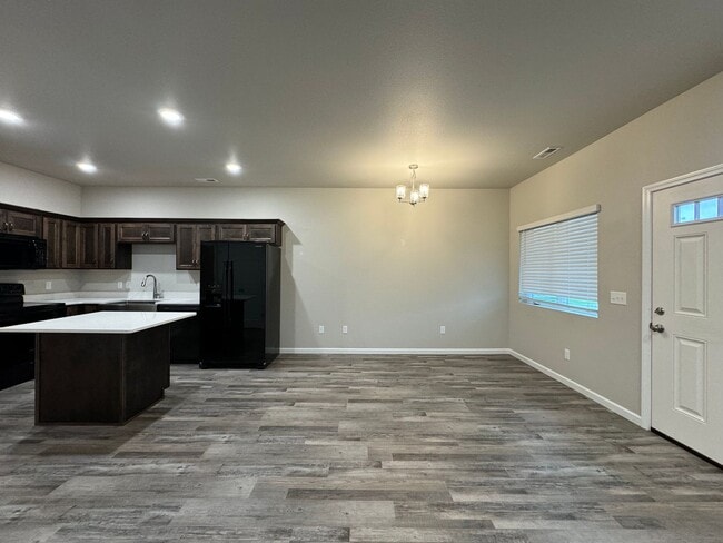 Foto del edificio - Townhome 2 Blocks from Legacy High School!