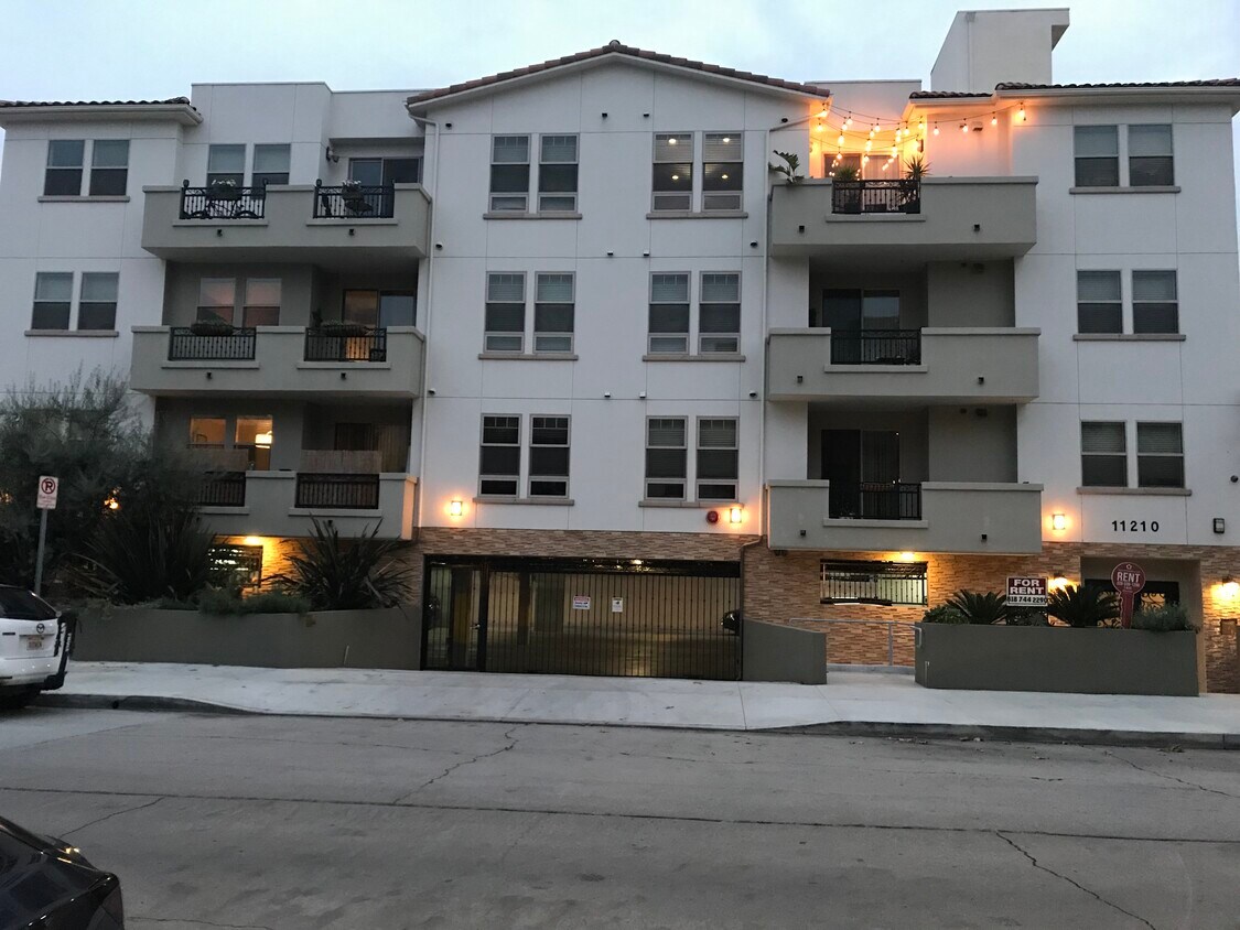 Foto principal - 11210 Peach Grove St
