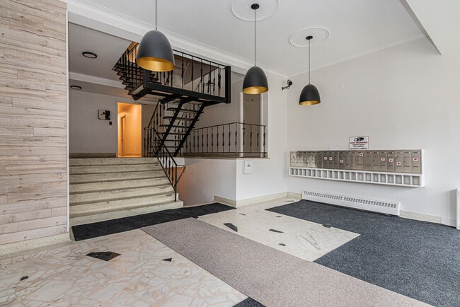 Building Photo - 7220 Av De Châteaubriand