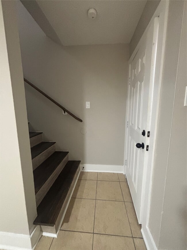 Building Photo - 216 S Pruett St