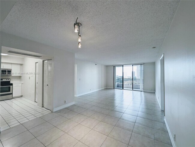 Foto del edificio - 3300 NE 191st St
