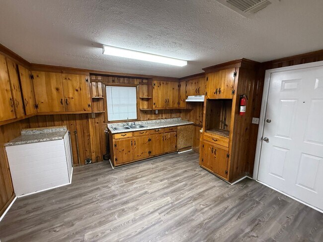 Foto del edificio - Spacious 3 Bedroom 1  Bath home with Appliance and Washer/Hookup.