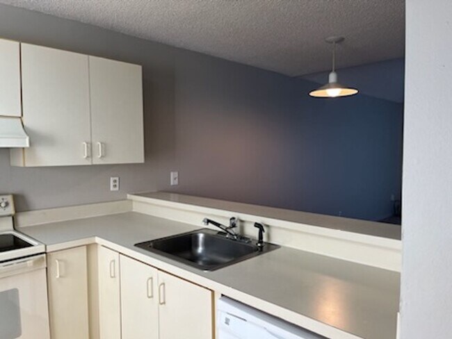 Foto del edificio - 1 BEDROOM 1 BATH CONDO $1,275