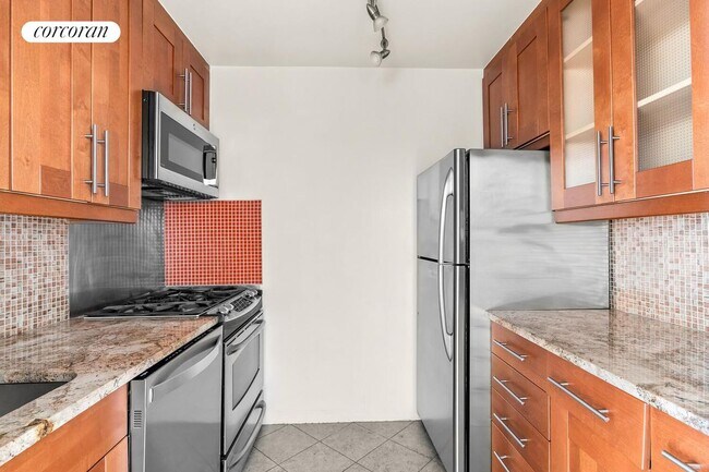 Building Photo - 420 E 55th St