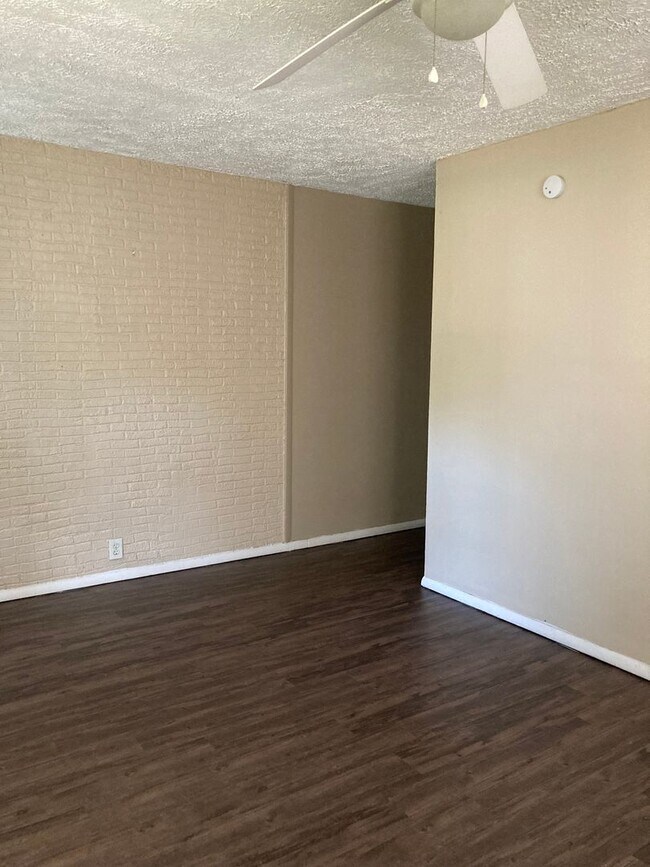 Foto del edificio - Lower lever 1 bedroom apartment with heat ...