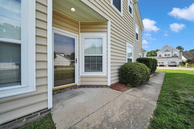 Building Photo - Beautifully Remodeled and Modern Home in Yorktown!