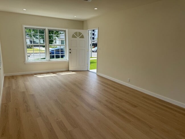 Building Photo - Stunning Fully Renovated Home in Prime Bur...