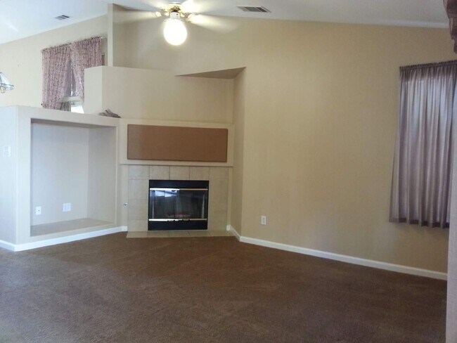 Building Photo - Charming home in established neighborhood ...