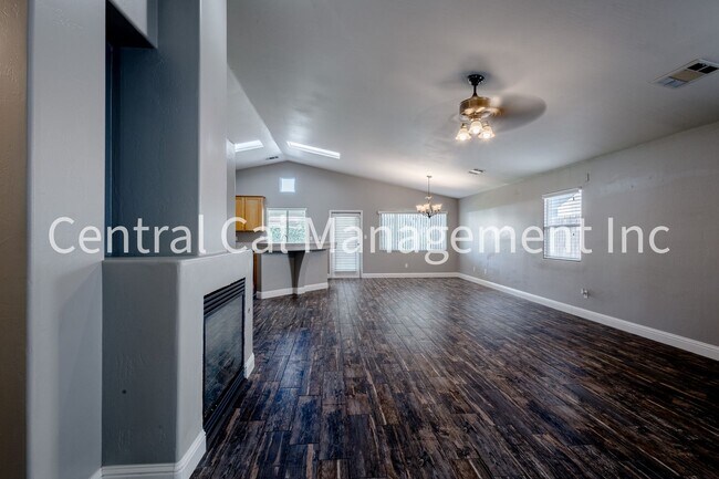 Foto del edificio - 4 Bedroom/2 Bath Home in the Southwest - $2495 per month!