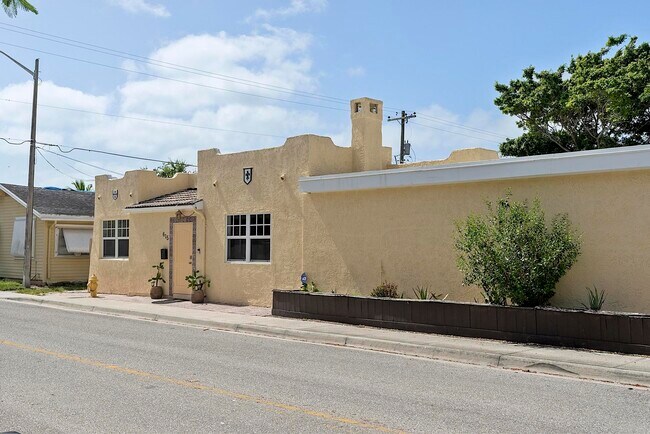 Building Photo - 615 7th Ave N