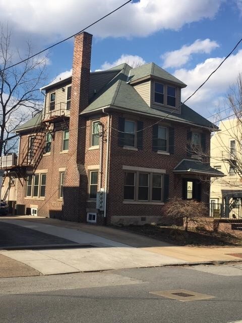 Historic brick apartment building - 1501 N Broom St