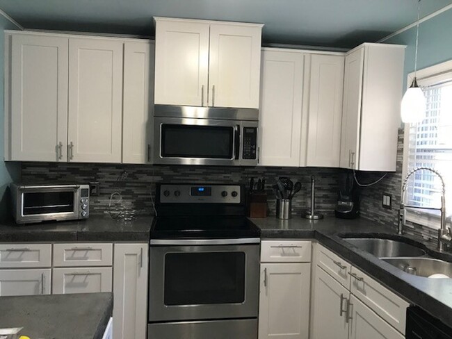 Building Photo - BEAUTIFULLY UPDATED 4 BEDROOM WITH FENCED ...