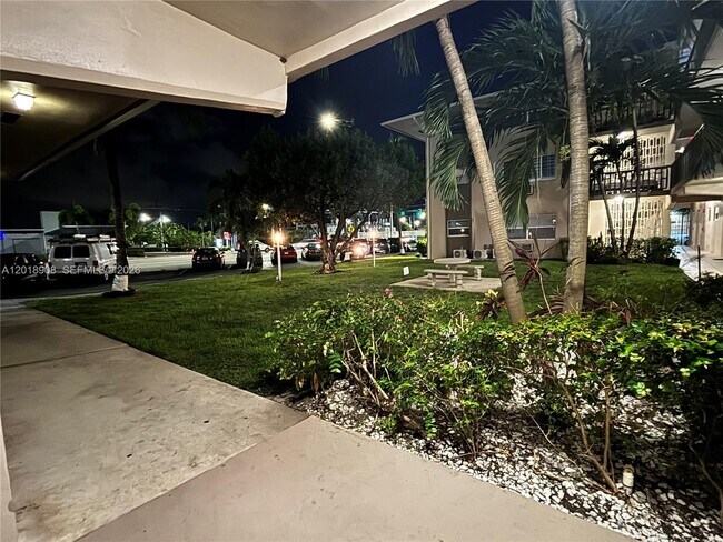 Foto del edificio - 1480 E Sample Rd