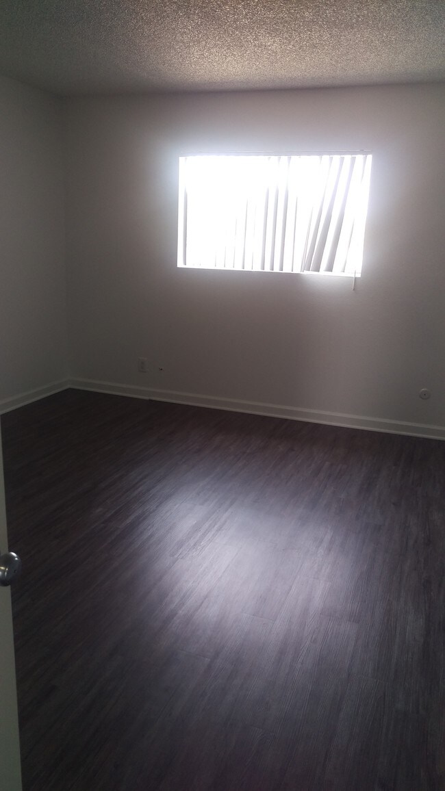 Foto del edificio - 6721 Riverton Ave