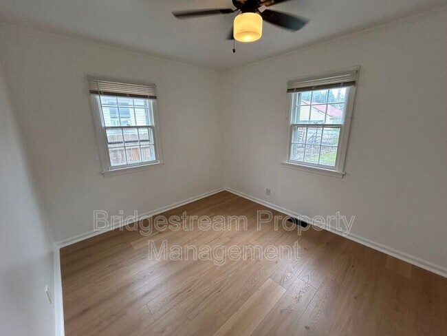 Foto del edificio - 2152 Meriline Ave