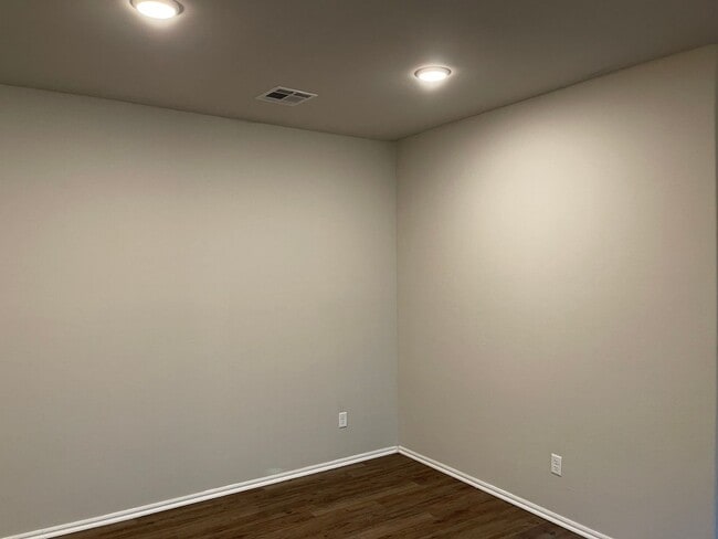 Building Photo - Walk to downtown Edmond!  3 bed 2 bath 2 c...