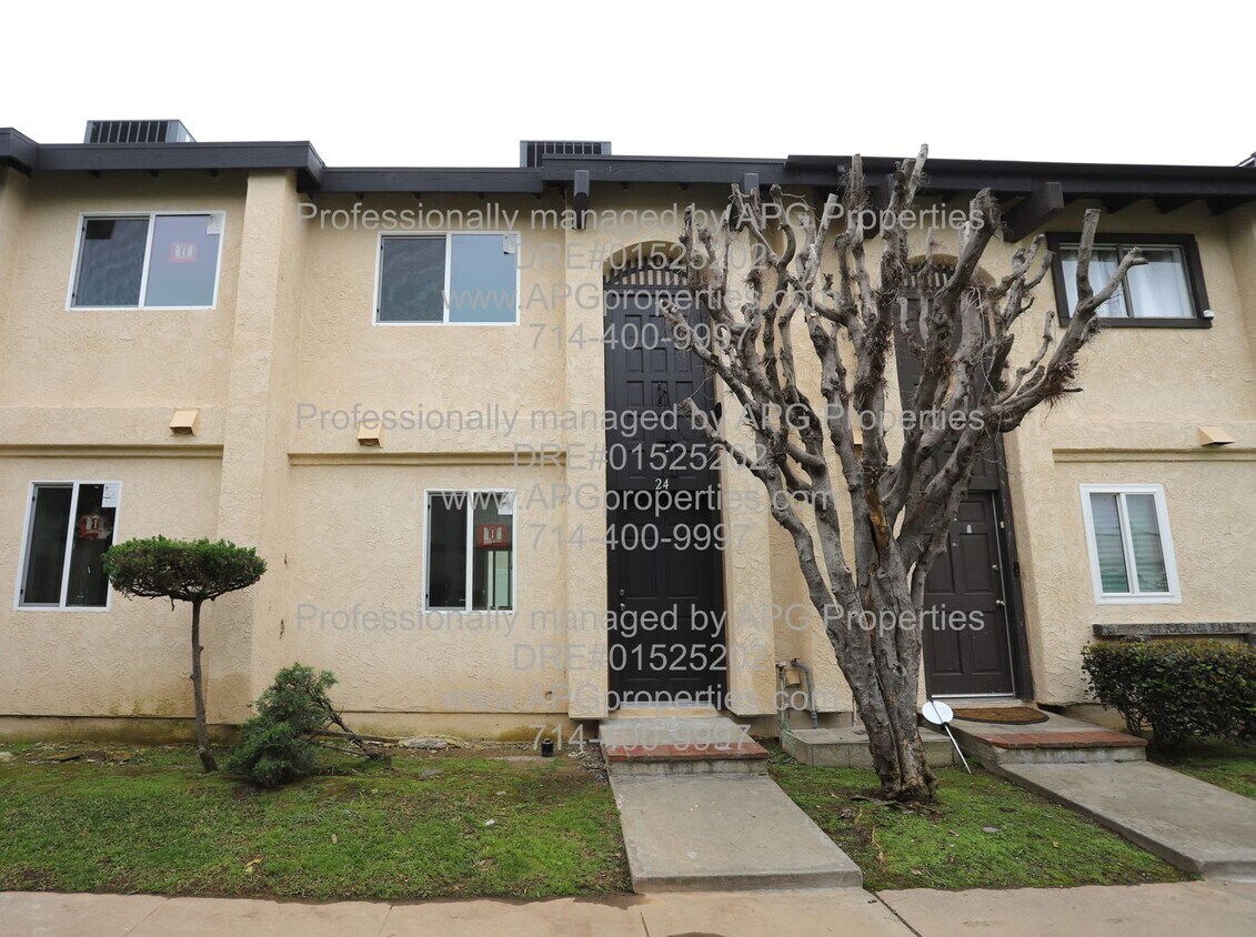 Foto principal - Completely Remodeled - 2 Bedroom / 1.5 Bat...