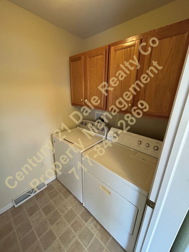 Building Photo - Lovely 3 Bedroom 1.5 Bath home in the Orchard Glen Condominium Association