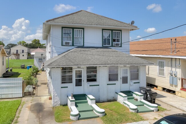 Building Photo - 2706 Aubry St