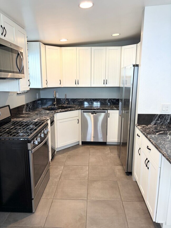 Foto del edificio - Beautifully Maintained 4-Bedroom Home with Private Backyard