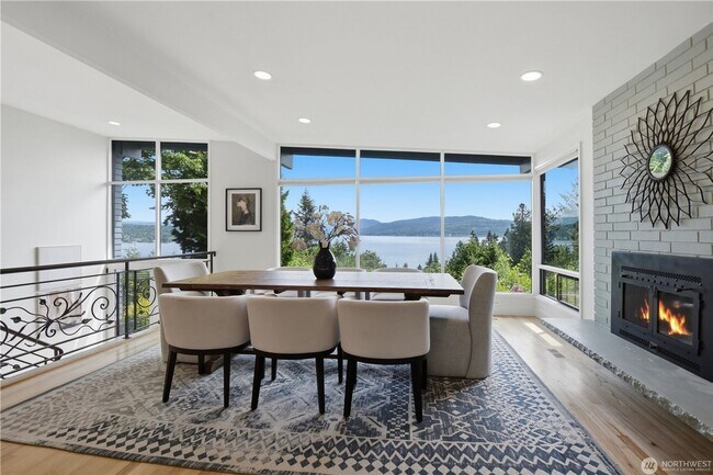 Building Photo - Peaceful home retreat with lake view