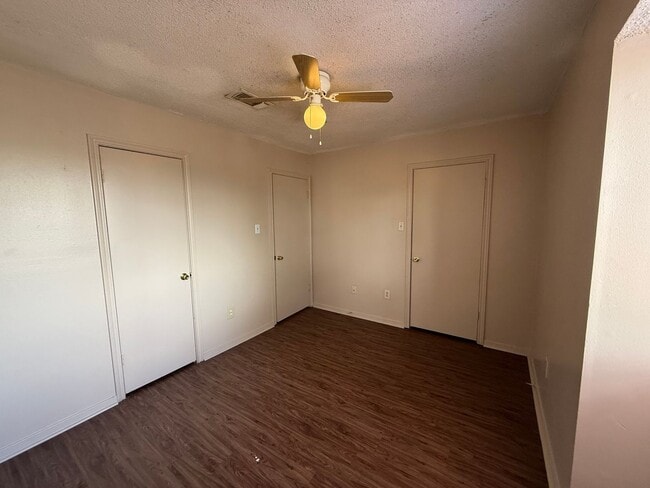 Building Photo - 2BD 1.5BA TOWNHOUSE WITH WATER INCLUDED