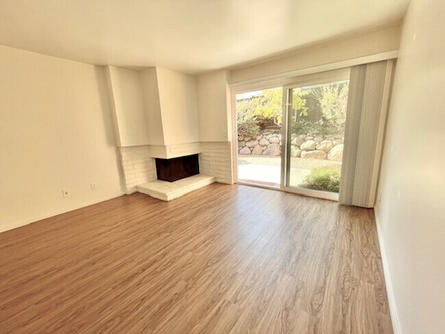 Foto del edificio - Bright single level 2 bed 1 bath Duplex