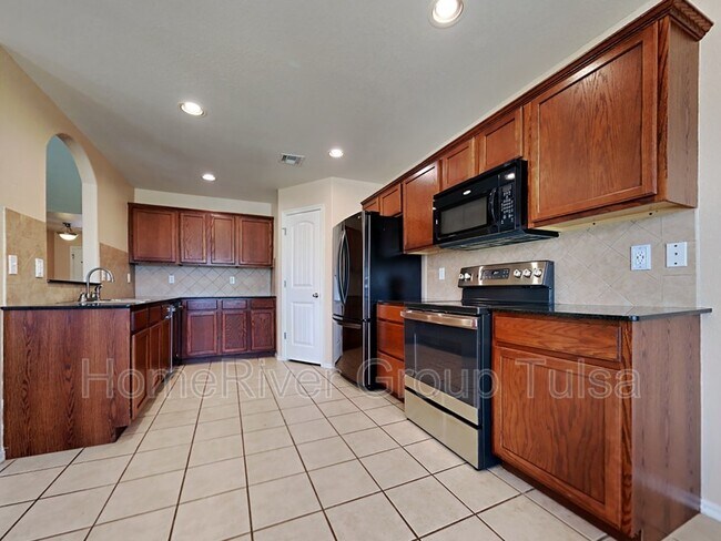 Building Photo - 10908 N 149th E Ave