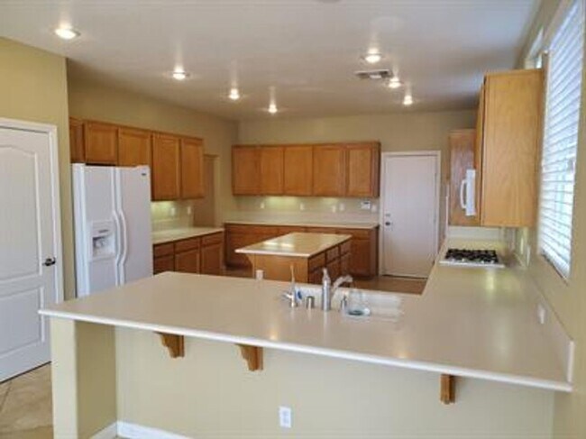 Building Photo - 5 Bedroom Henderson Home