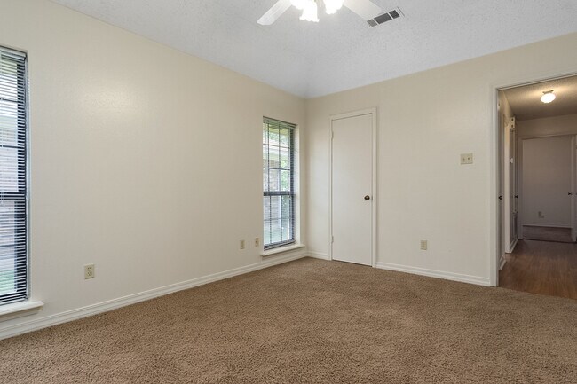 Building Photo - Beautiful 3 bedroom / 2 bath **$300 OFF 1ST MONTH SPECIAL