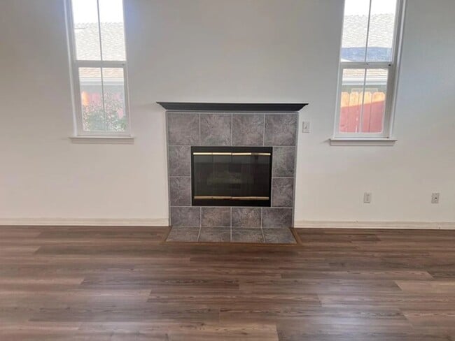 Building Photo - 3 Bedroom, 1 Bath Home with attached 2 car garage
