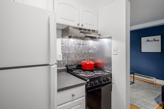 Building Photo - 503 Seward Sq SE