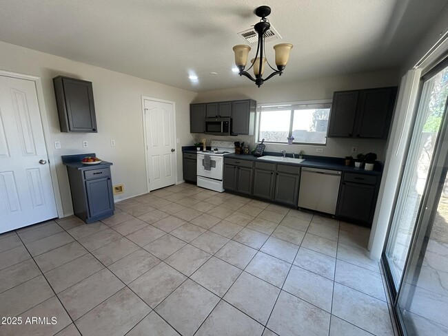 Building Photo - 2274 E Hazeltine Way